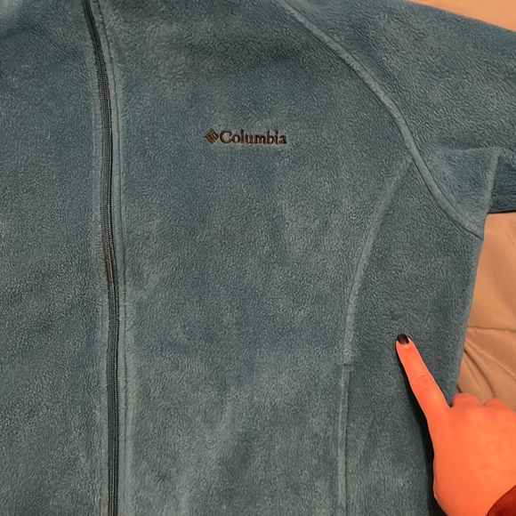 Blue green Columbia jacket. Has a small black mark barely noticeable (last pic) - Picture 4 of 4